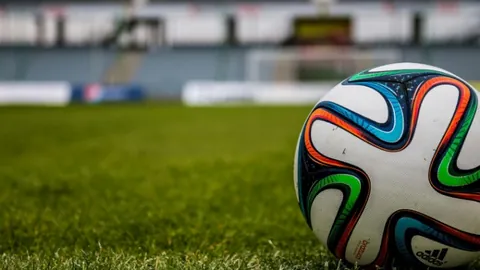 C罗半场补时头球破门，莱奥越位争议中进球无效